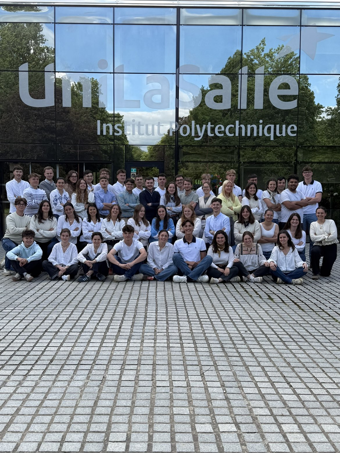 Photo de groupe de la promo MI-ETUDE 2027 devant UniLaSalle Beauvais